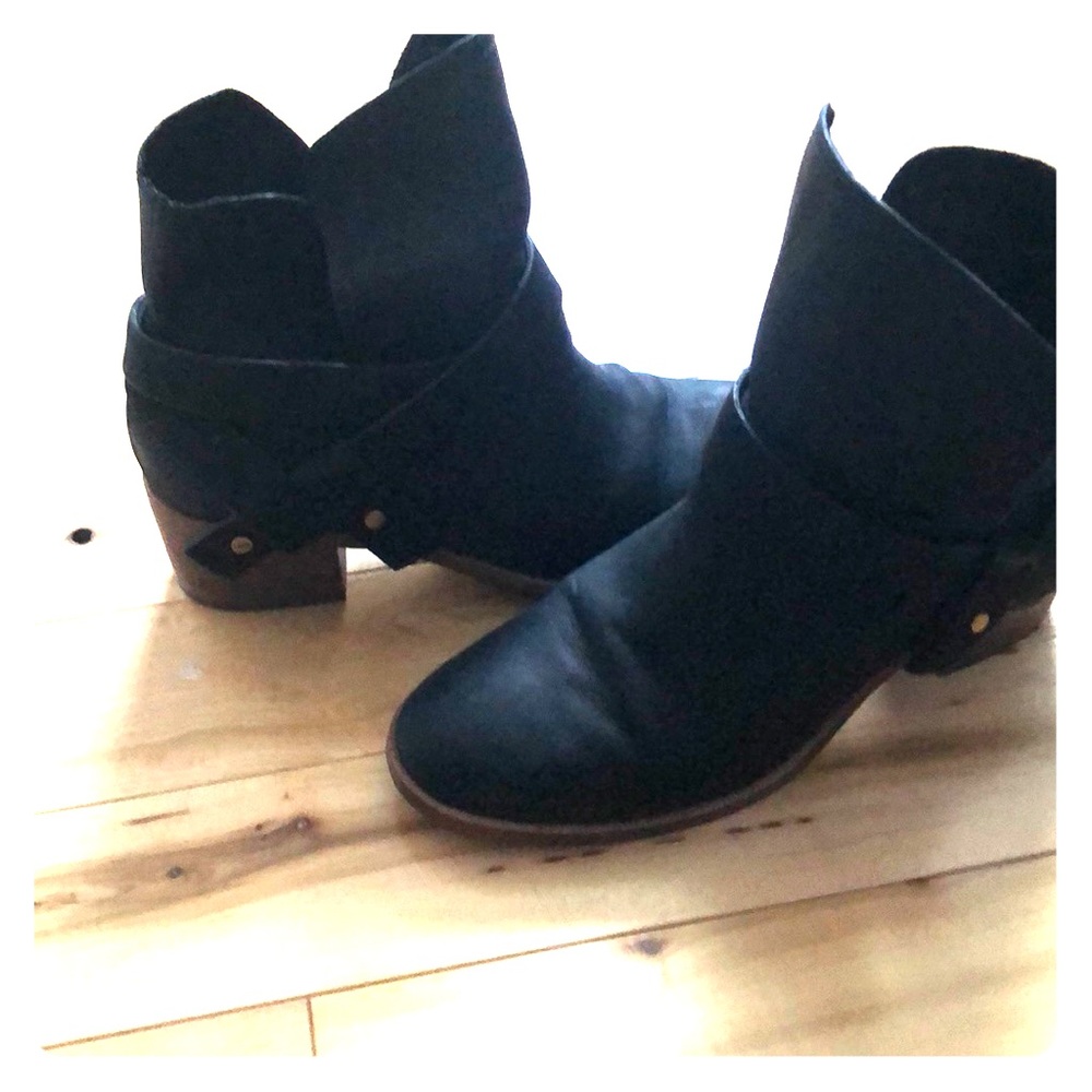 Ugg Elora ankle booties.